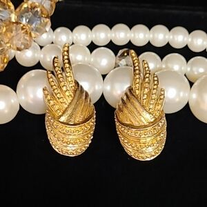 Vintage Collectible Monet Patd Gold Plated Wing Clip Earrings